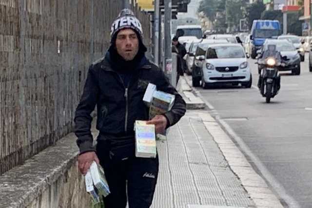 La storia di Vito: l'ambulante che "costringe" i baresi a comprare i fazzoletti